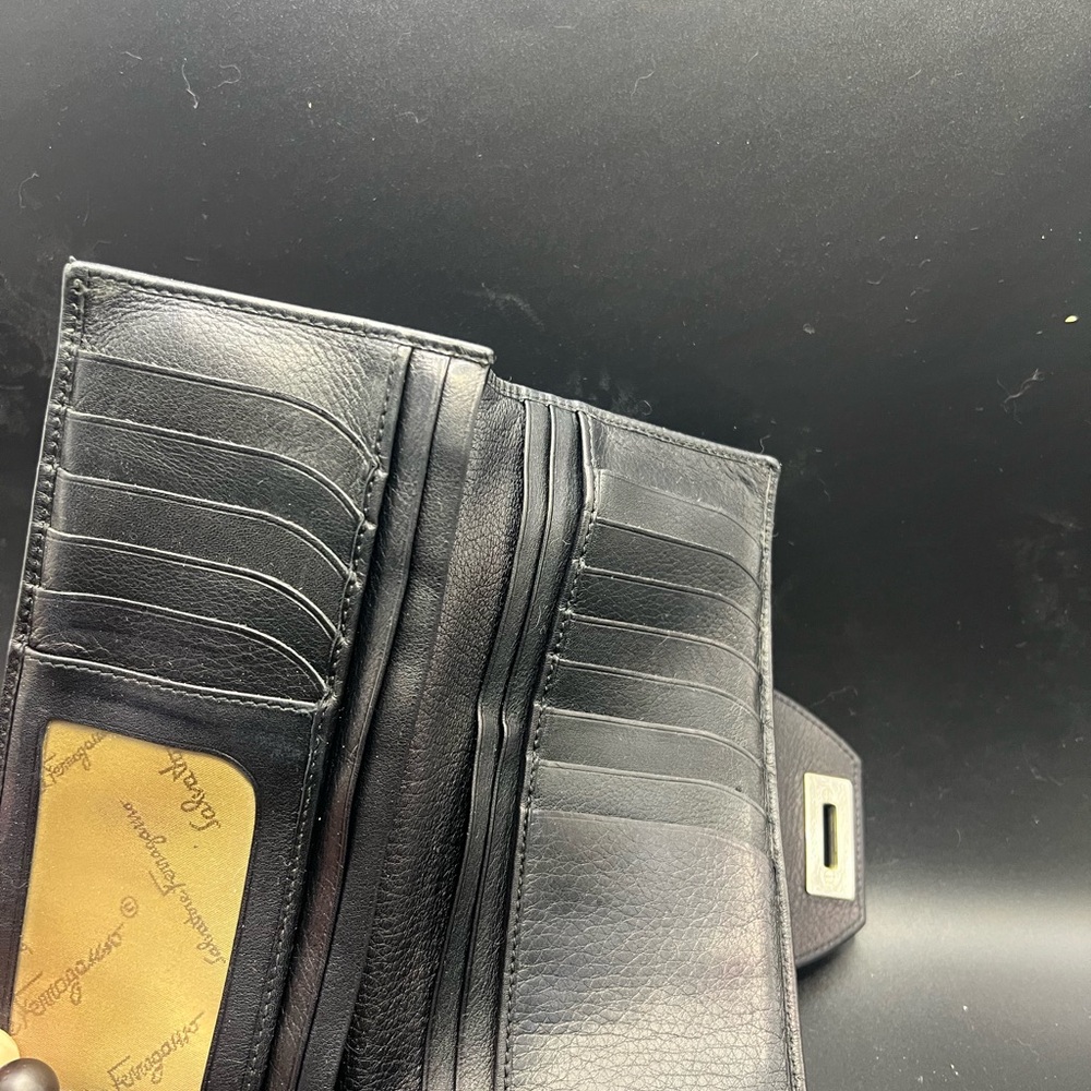 Salvatore Ferragamo Wallet Purse Ganchini Black Woman Authentic
Used - Picture 3 of 12